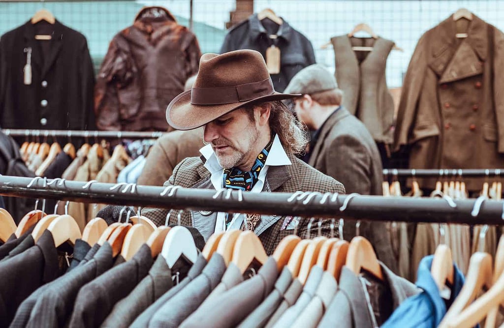 Como escolher a roupa certa para a entrevista de emprego pelo Instagram homem escolhendo roupa para entrevista de emprego 1024x667 - Como escolher a roupa certa para a entrevista de emprego pelo Instagram
