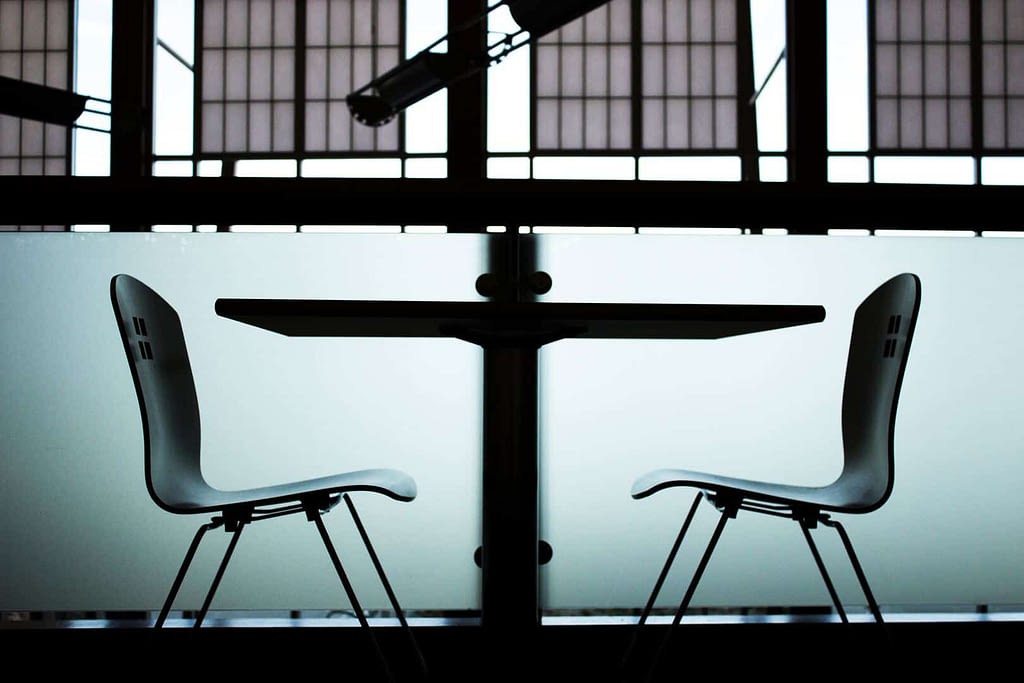 6 Dicas de como remarcar uma entrevista de emprego sem manchar sua imagem profissional remarcar entrevista de emprego cadeiras mesa ausente 1024x683 - 6 Dicas de como remarcar uma entrevista de emprego sem manchar sua imagem profissional
