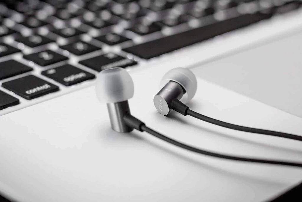 15 Podcasts sobre Desenvolvimento de Software e Web akshay m ZBjlFtzpLKc unsplash 1024x683 - 15 Podcasts sobre Desenvolvimento de Software e Web