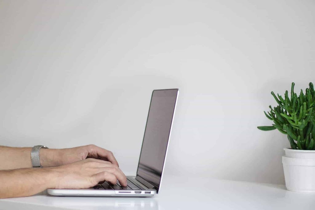 As 3 formas de procurar emprego no Linkedin busca ativa notebook mesa procurar emprego no linkedin 1024x683 - As 3 formas de procurar emprego no Linkedin