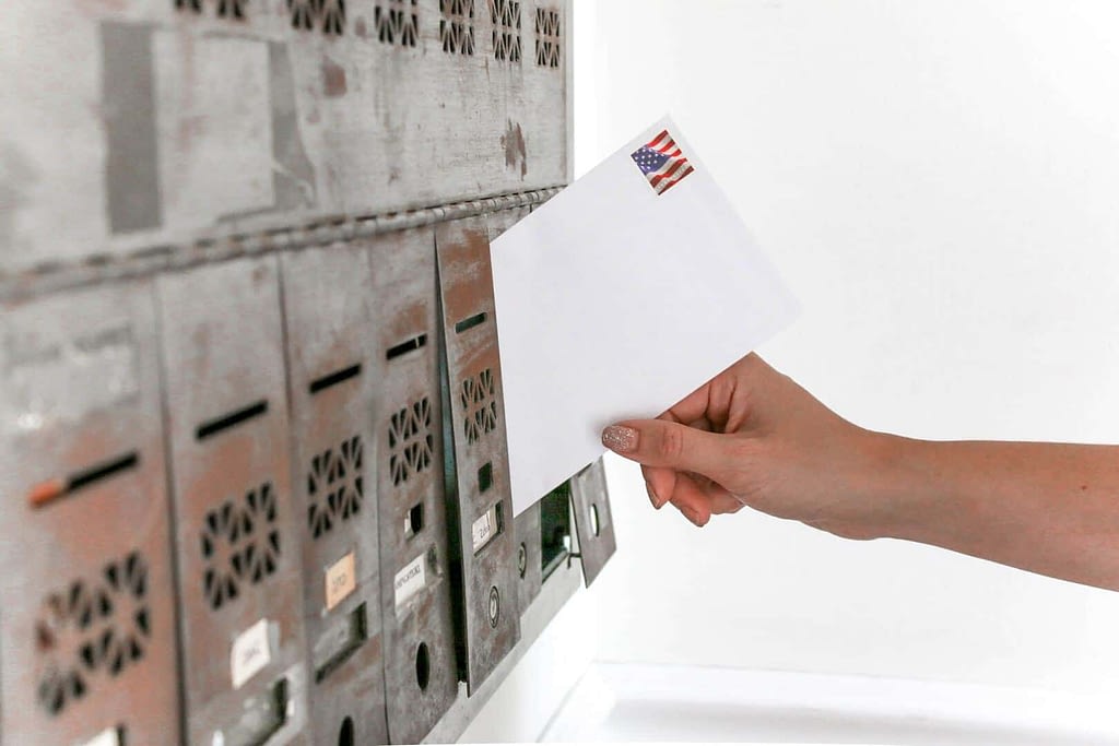 Não recebi feedback após a entrevista. E agora? 3 dicas de como pedir retorno da entrevista de emprego sem ser chato como pedir retorno da entrevista de emprego telefone email carta 1024x683 - Não recebi feedback após a entrevista. E agora? 3 dicas de como pedir retorno da entrevista de emprego sem ser chato