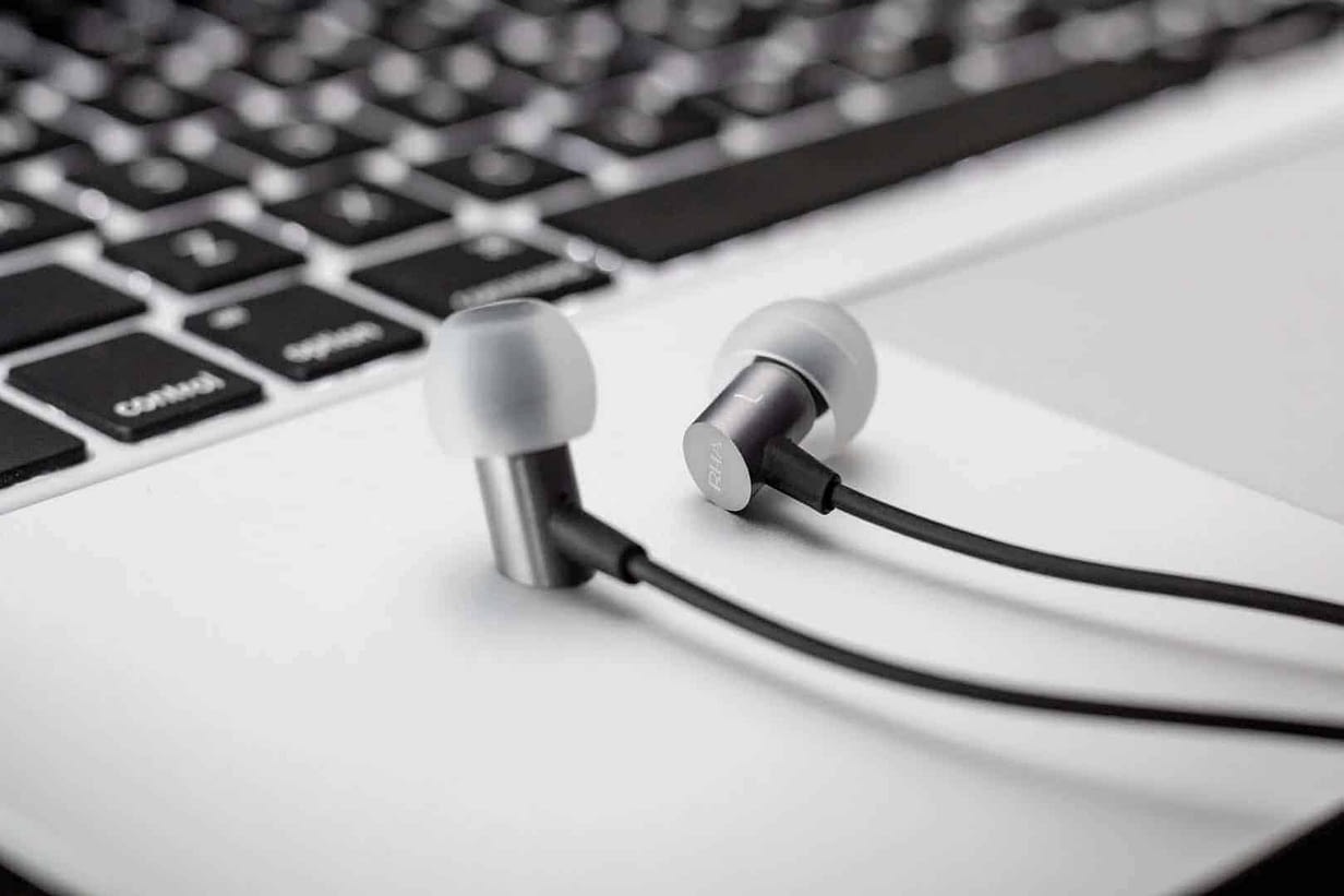 15 Podcasts sobre Desenvolvimento de Software e Web akshay m ZBjlFtzpLKc unsplash 1232x821 - 15 Podcasts sobre Desenvolvimento de Software e Web