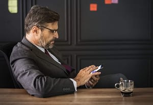 Entrevista de Emprego em Inglês: 10 Perguntas e Respostas + 4 dicas para fazer bonito profissional executivo empreendedor smartphone 300x206 - Entrevista de Emprego em Inglês: 10 Perguntas e Respostas + 4 dicas para fazer bonito