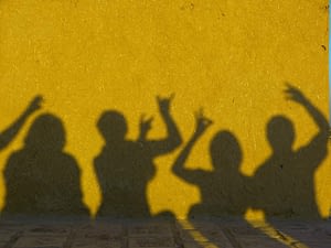 Entrevista de Emprego em Inglês: 10 Perguntas e Respostas + 4 dicas para fazer bonito pessoal areia sobra 300x225 - Entrevista de Emprego em Inglês: 10 Perguntas e Respostas + 4 dicas para fazer bonito