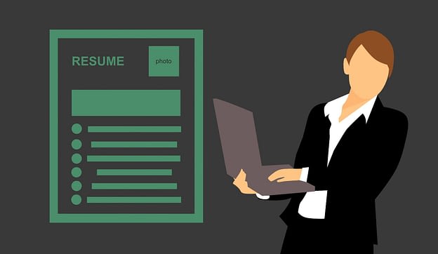 como iniciar um processo de recrutamento e seleção mulher leptop relatório planilha profissional gestão de pessoas recursos humanos