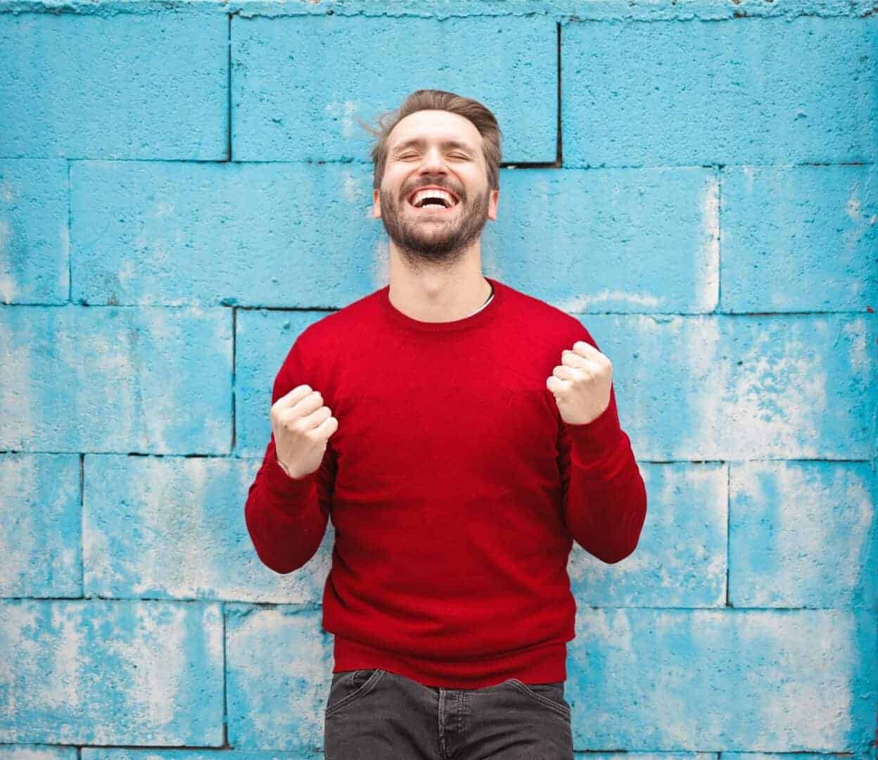 6 sinais de que sua entrevista de emprego pode ter sido um sucesso homem comemorando sinais entrevista de emprego sucesso - 6 sinais de que sua entrevista de emprego pode ter sido um sucesso